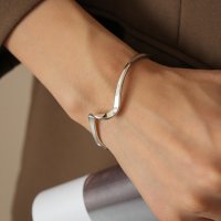 B1010 - Elegant Geometric Bracelet