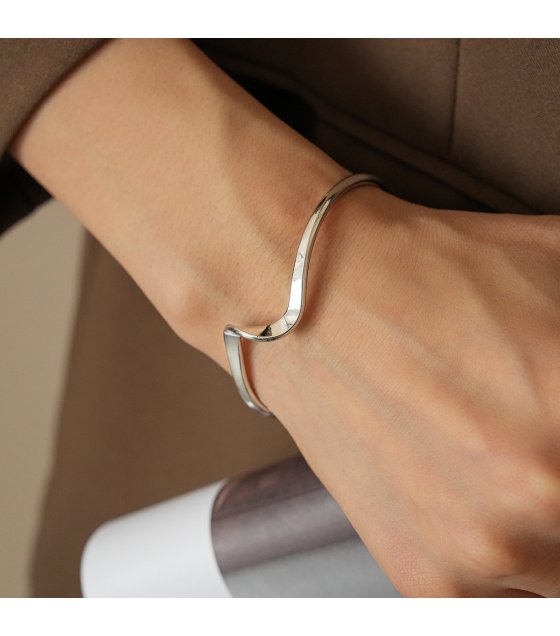 B1010 - Elegant Geometric Bracelet