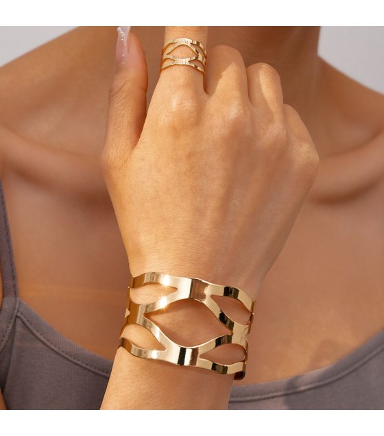 B1026 - Elegant Carved Bracelet