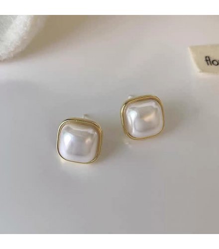 XE183 - Elegant Square Pearl Earrings XE183 - Elegant Square Pearl Earrings