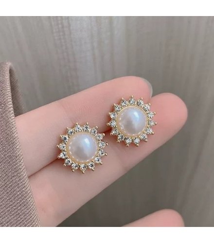 XE184 - Elegant Pearl Flower Earrings