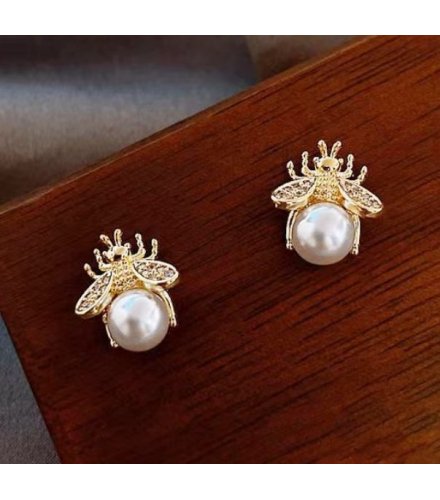 XE186 - Pearl Bee Earrings