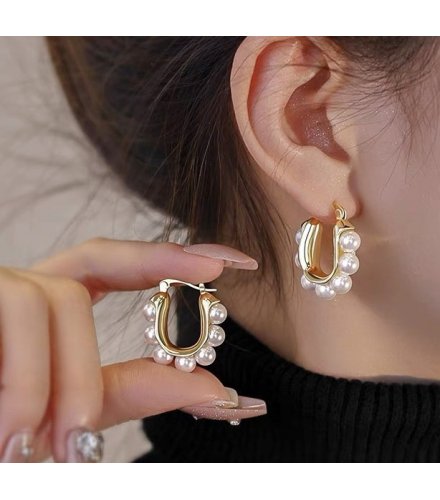 XE193 - Elegant Pearl Clip Earrings XE193 - Elegant Pearl Clip Earrings