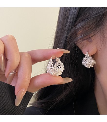 XE209 - White Pearl Snow Earrings