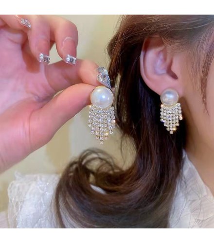 XE274 - Elegant Pearl Stud Earrings