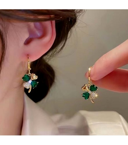 XE291 - Elegant Clover Stud Earrings