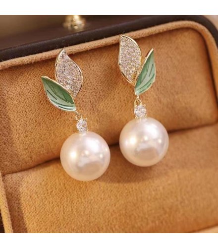 XE292 - Elegant Pearl Leaf Earrings