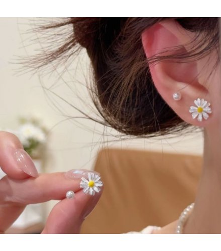 XE319 - Elegant Fresh Daisy Earrings