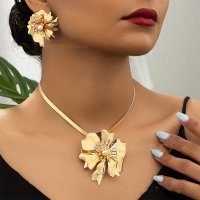N2704 - Pearl Floral Pendant Necklace
