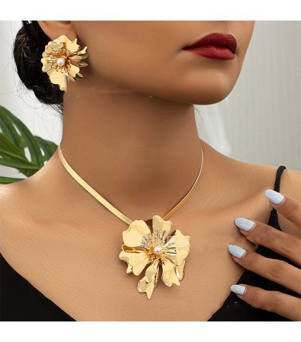 N2704 - Pearl Floral Pendant Necklace N2704 - Pearl Floral Pendant Necklace