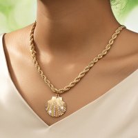 N2705 - Elegant Seashell Pendant Necklace