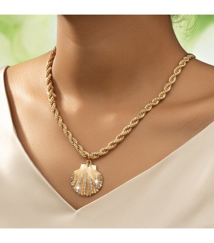 N2705 - Elegant Seashell Pendant Necklace